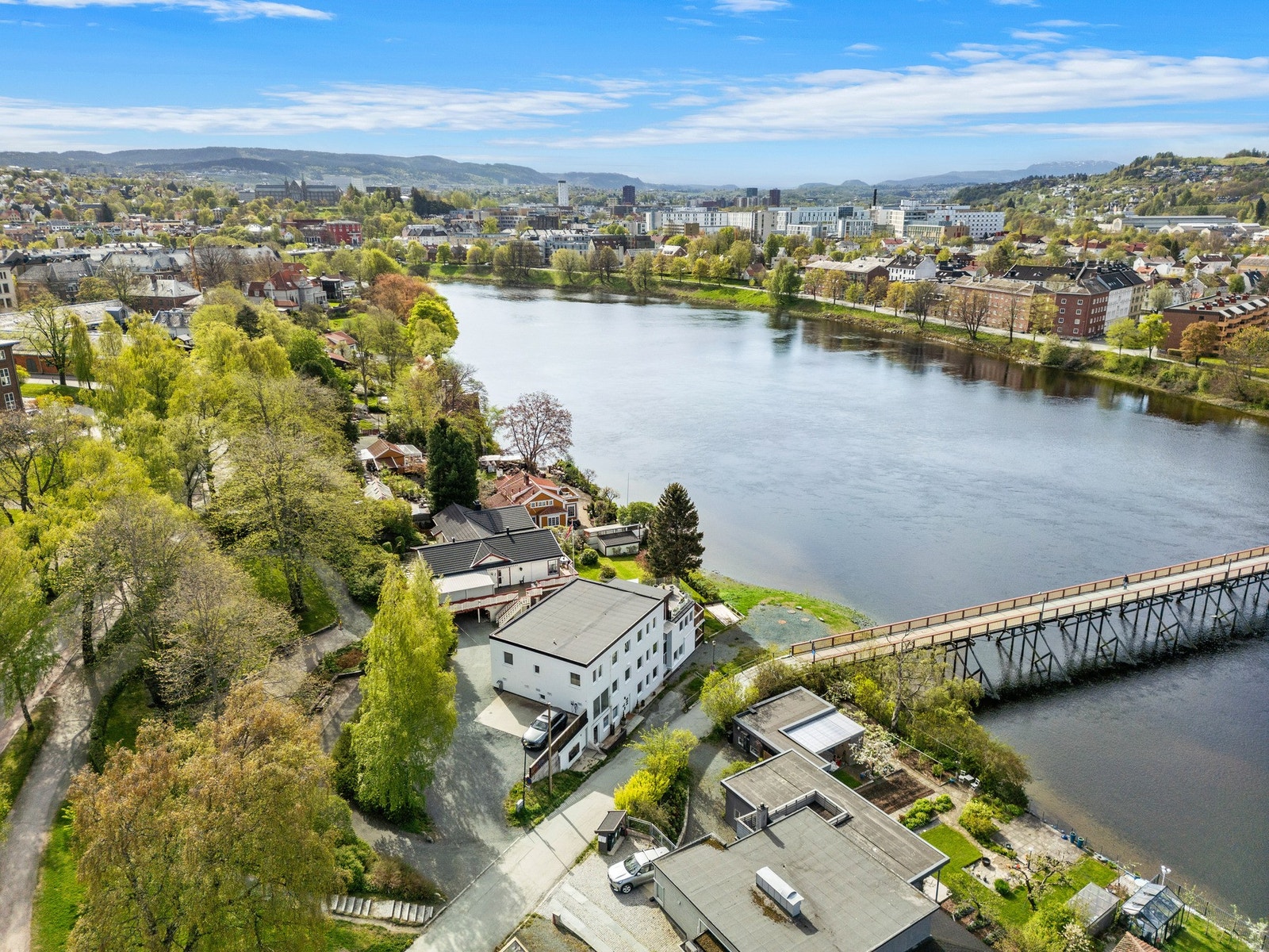 Nydelige omgivelser med enkel adkomst til både sentrum og St. Olavs. Turområder som Hjertepromenaden til Bakklandet ligger rett ved. Galleribilde
