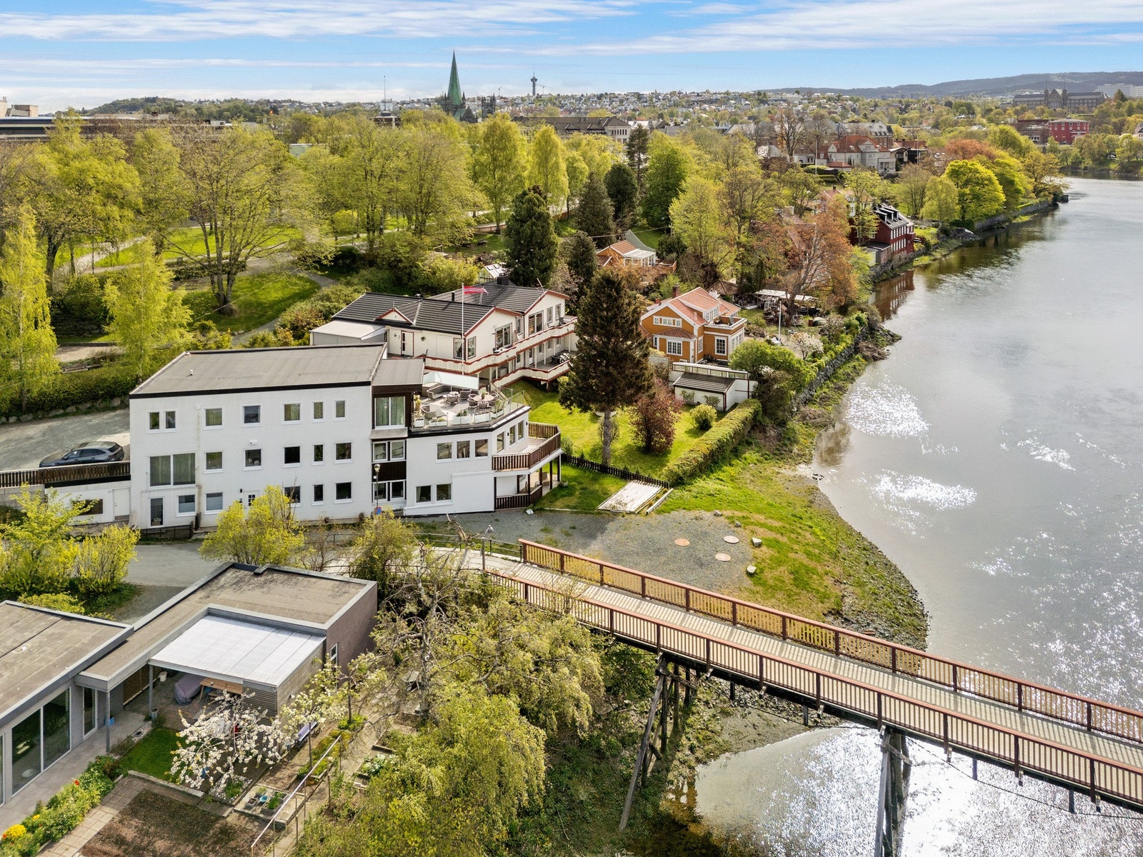 Terrasse og uteareal mot sør/vest med gode solforhold. Galleribilde