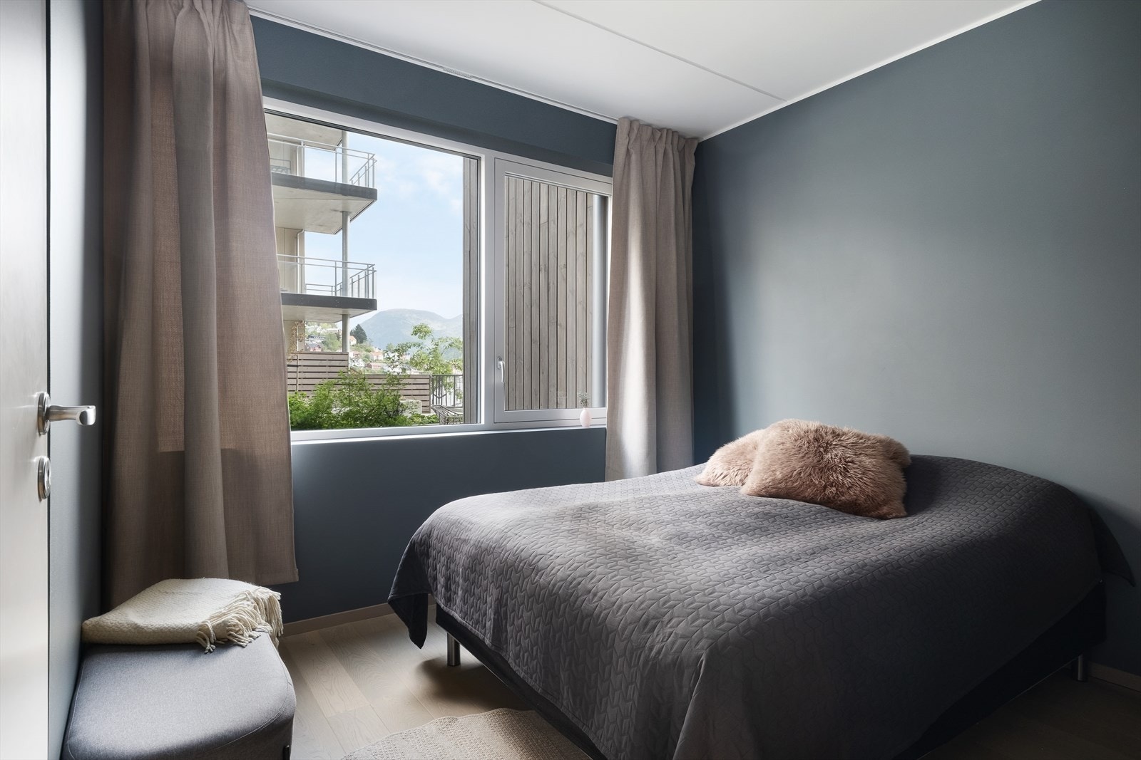 Leilegheita har også ein lunt og fint soverom måla i moderne fargetone. Galleribilde
