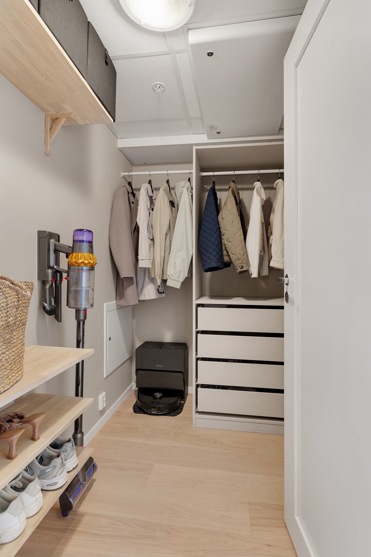 Praktisk innvendig bod som er innredet som walk-in-garderobe! Galleribilde