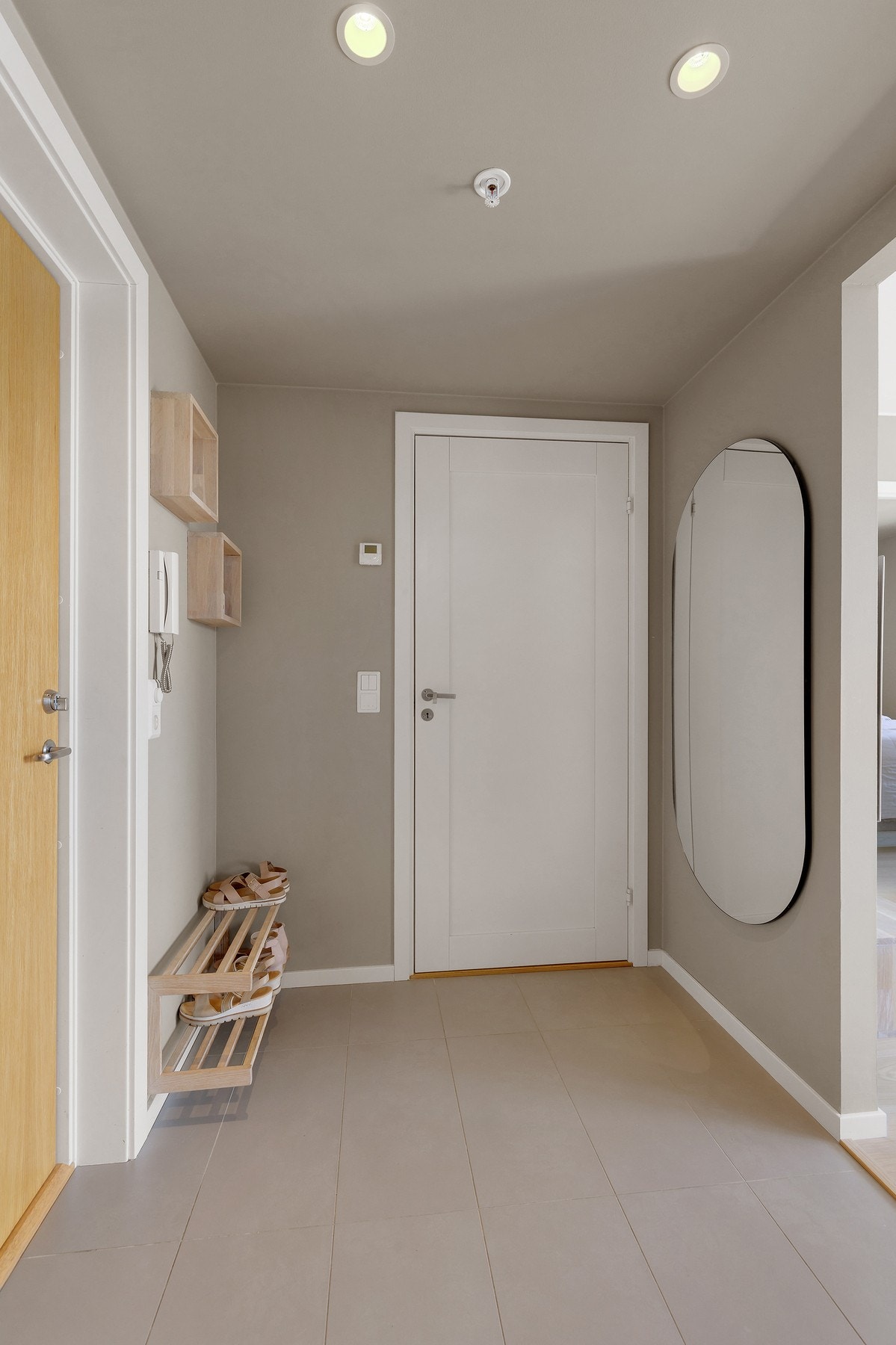 Flotte store fliser i entréen. Galleribilde