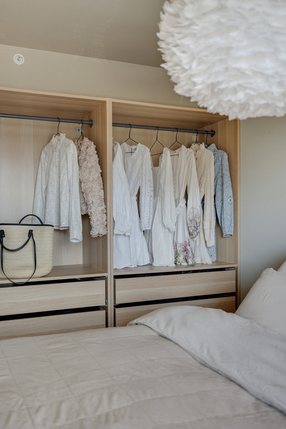 Flott åpen garderobeløsning med god oppbevaringsplass. Galleribilde