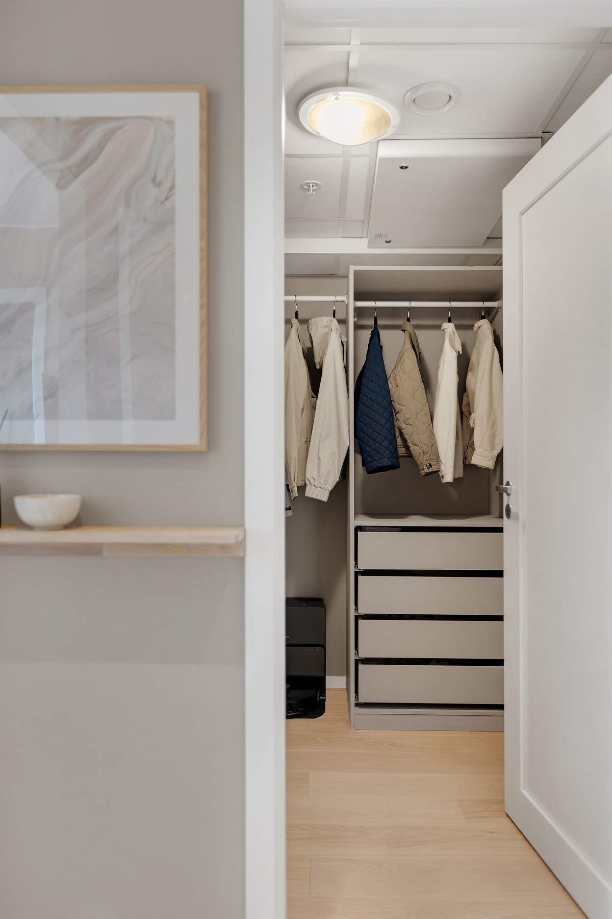 Fra entréen er det videre adkomst til en innvendig bod. Galleribilde