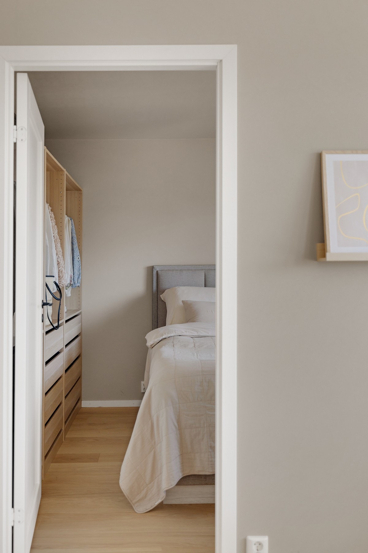 Fra stuen er det direkte adkomst til soverommet. Galleribilde