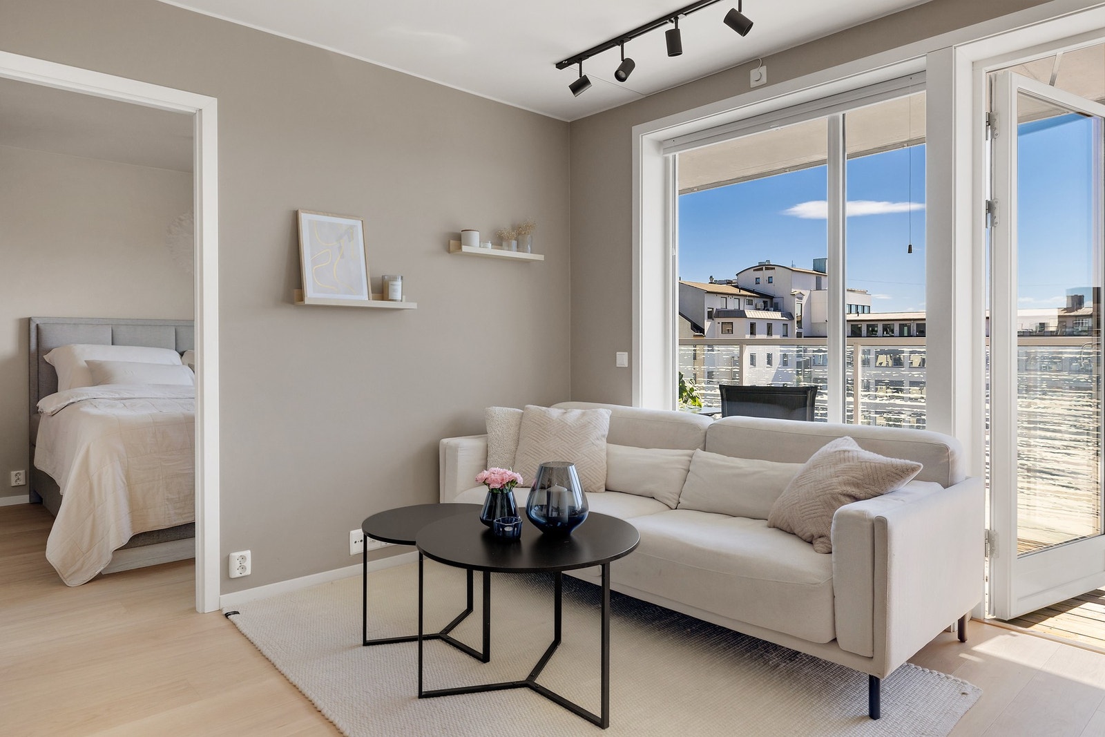 Leiligheten har store vindusflater som slipper inn rikelig med naturlig lys og sikrer en lys og luftig atmosfære. Galleribilde