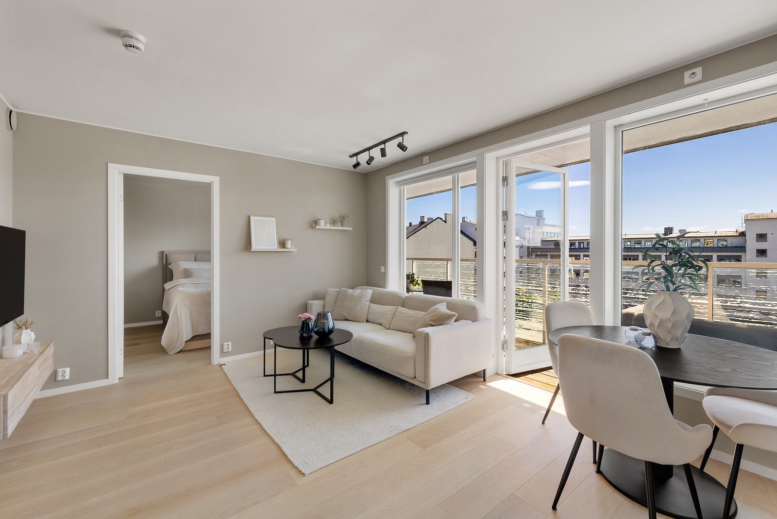 Leiligheten har lekker enstavs parkett fra 2024 som gir et moderne uttrykk. Galleribilde