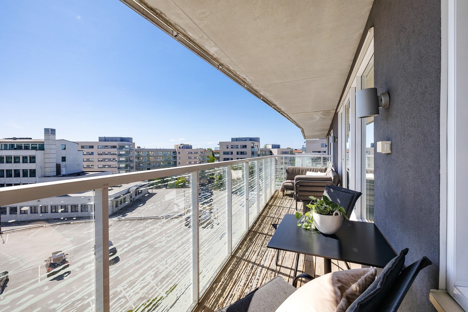 Balkongen byr på fint utsyn og gode solforhold. Galleribilde