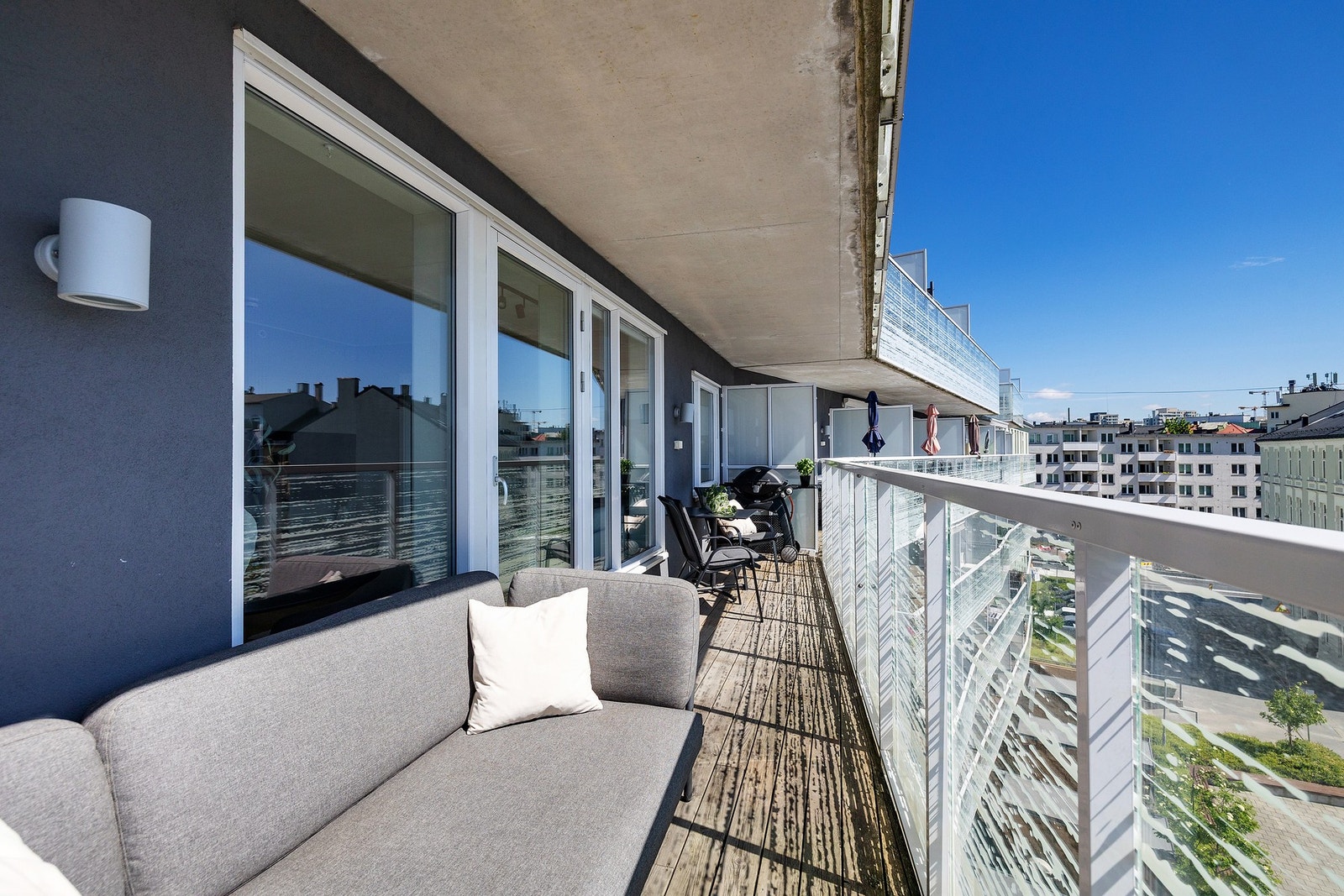 Fra stuen har du adkomst til en sydvendt balkong på ca. 11 kvm. Galleribilde