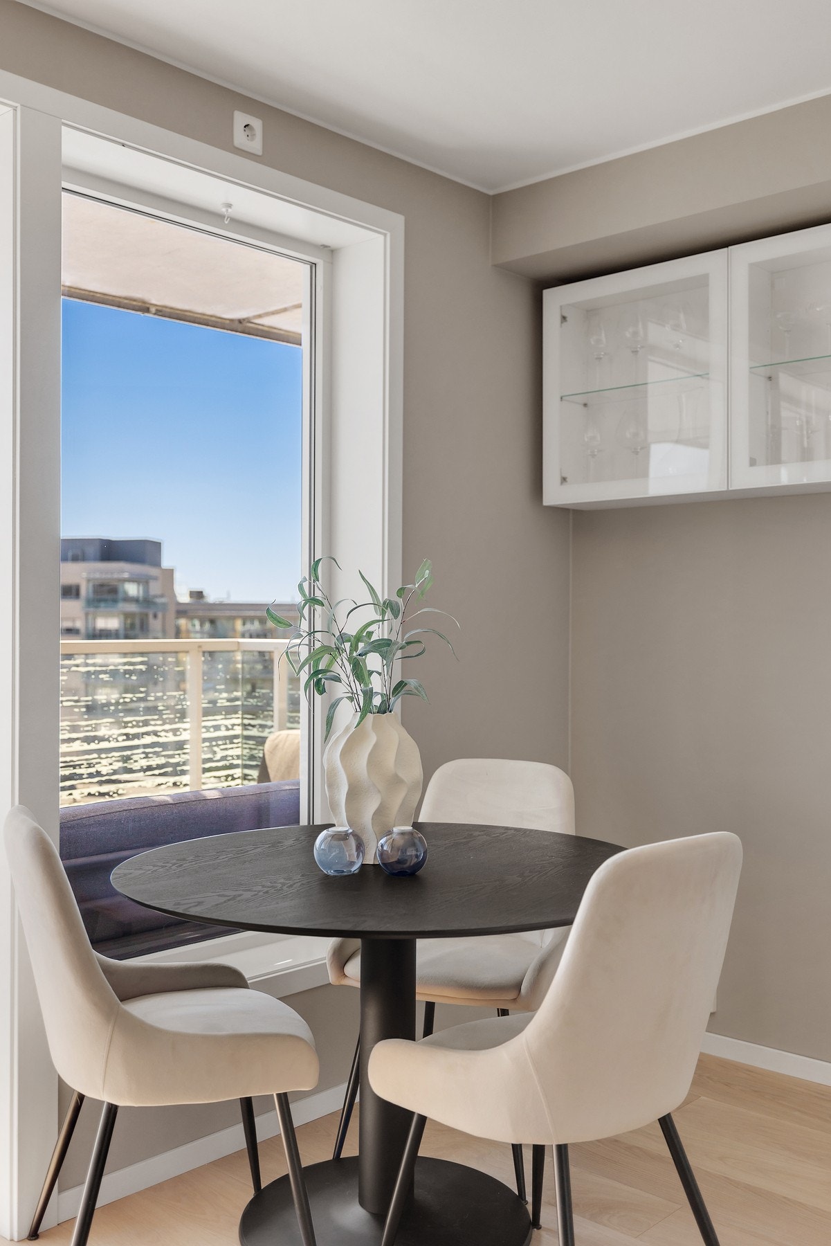 Det er god plass til spisebord i tilknytning til kjøkkenet. Galleribilde