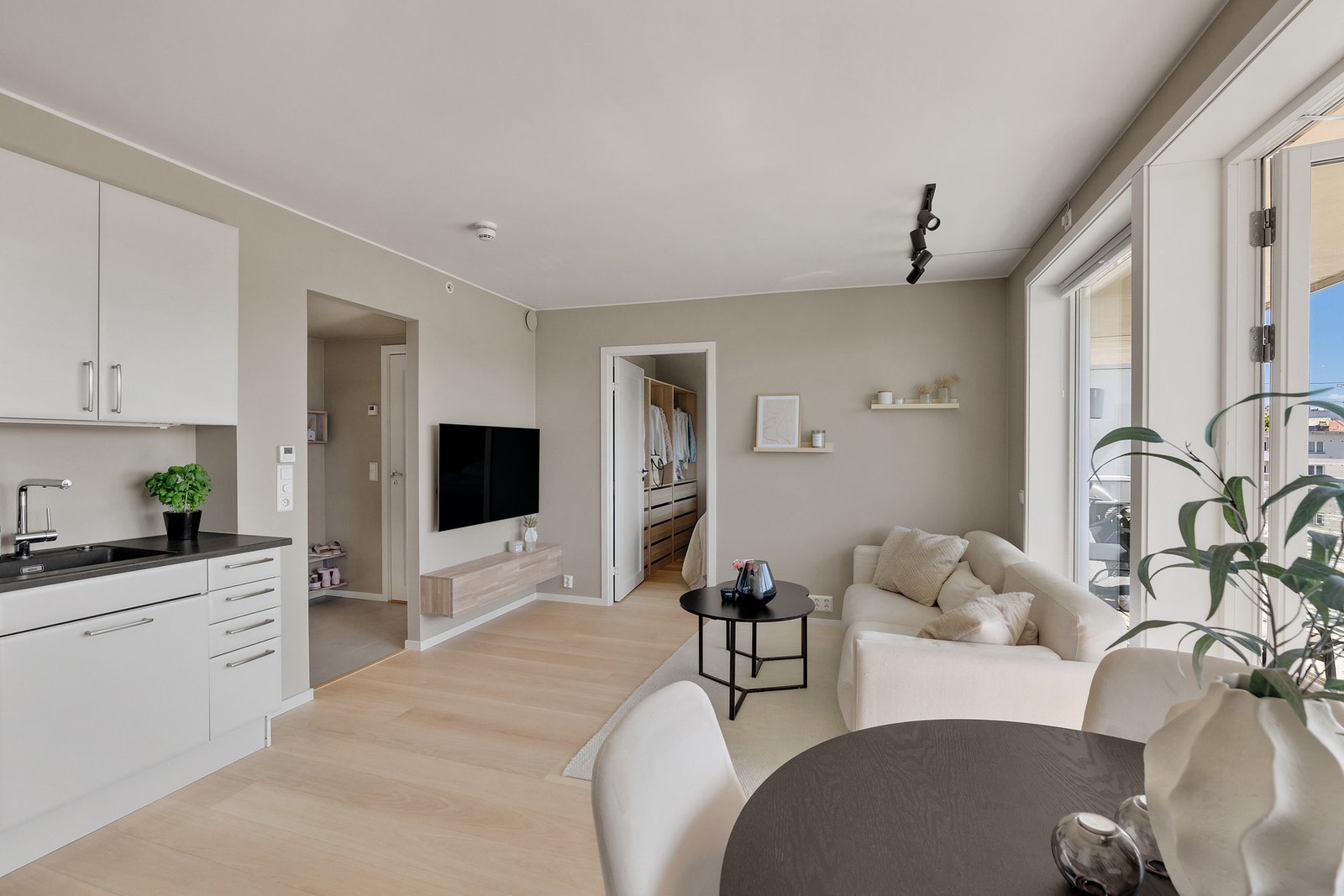 Meget innbydende og romslig stue med åpen kjøkkenløsning. Galleribilde