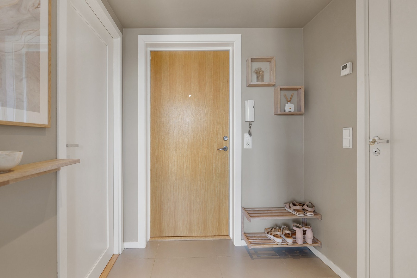 Innbydende entré med god plass for avheng av yttertøy og sko. Galleribilde