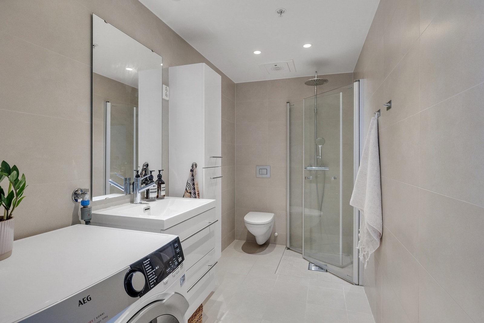 Meget romslig og delikat bad med elektriske varmekabler. Galleribilde