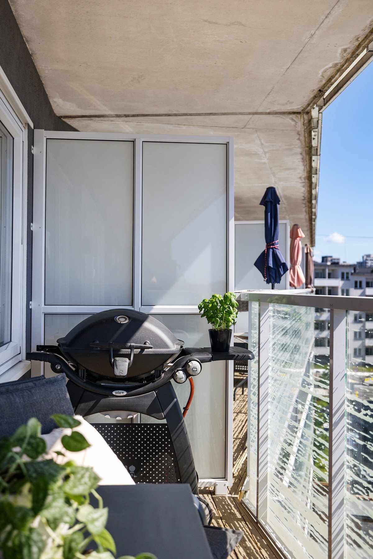 Her kan man trekke seg tilbake og nyte solfylte dager med noe godt i glasset. Galleribilde