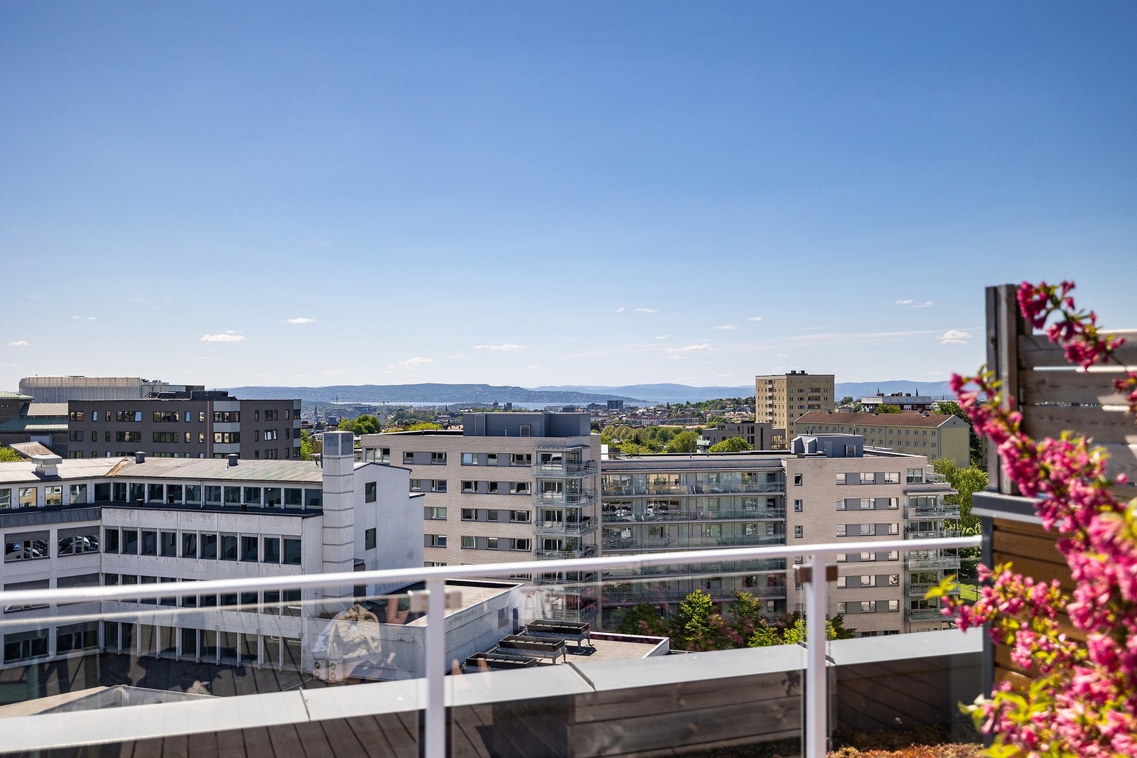 Takterrassen byr på fantastisk utsikt over Oslo by og fjorden! Galleribilde