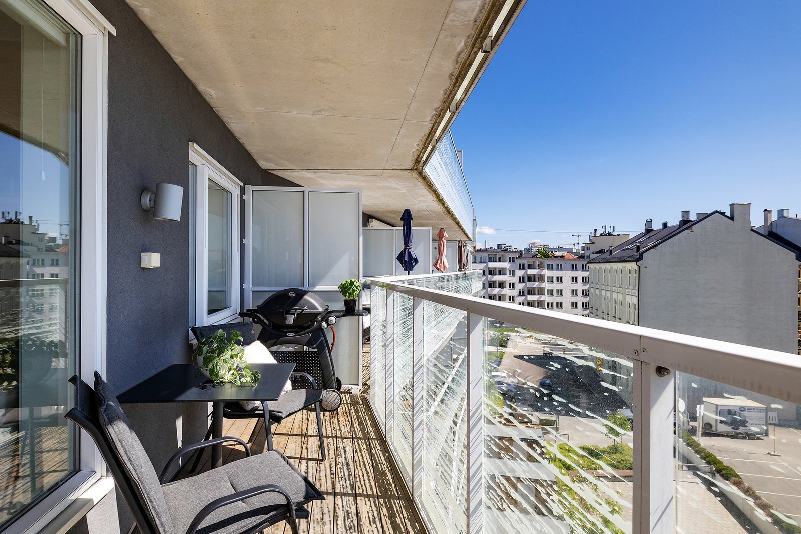 Det er god plass til sittegruppe, grill og diverse beplantning. Galleribilde