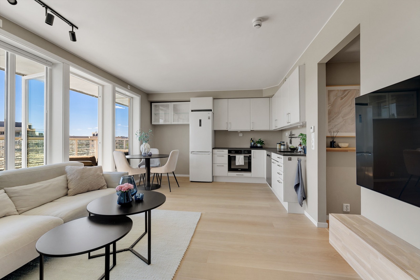 Åpen og sosial planløsning mellom kjøkken og stue - perfekt for både hverdag og gjester. Galleribilde