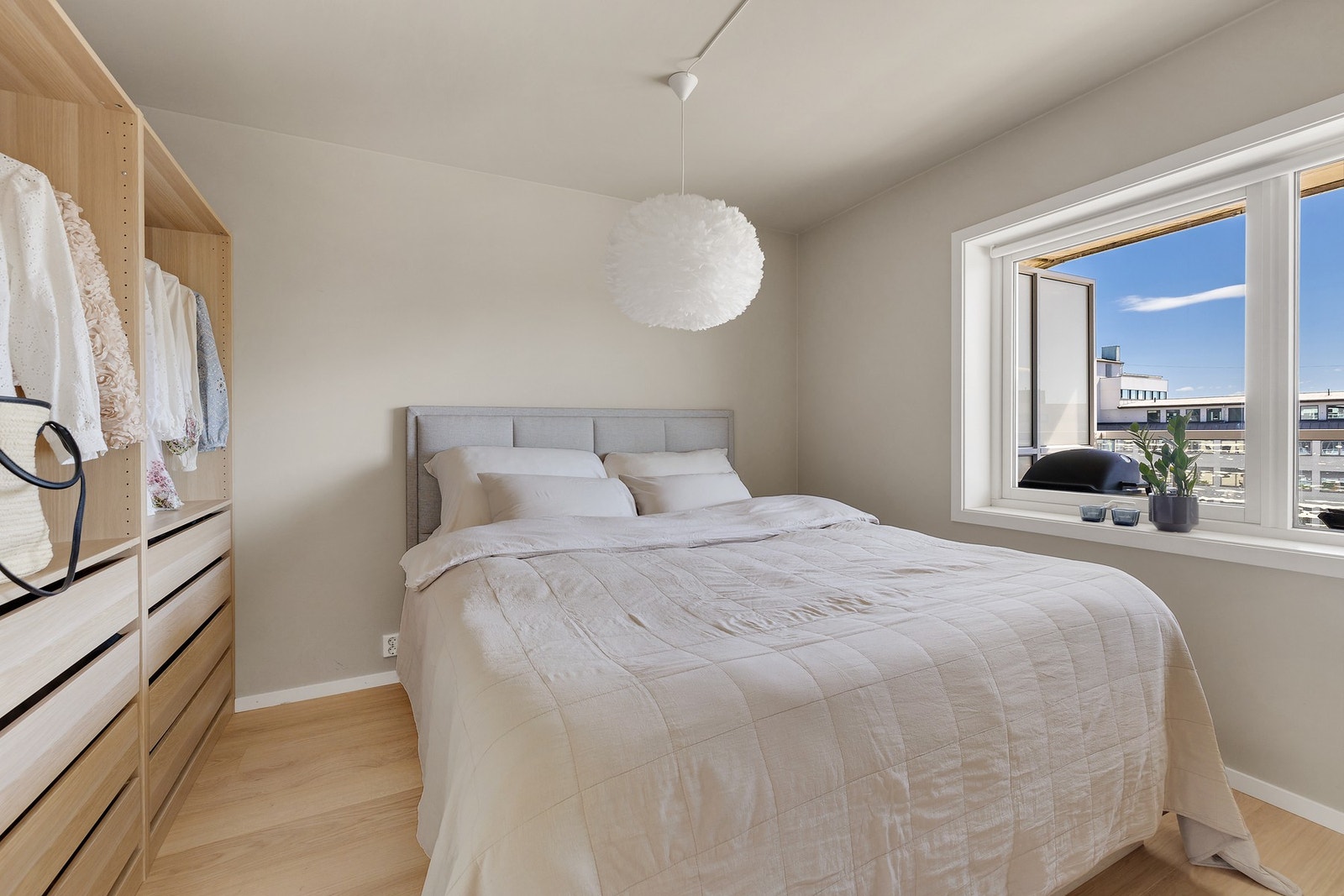 Romslig og lekkert soverom av god størrelse Galleribilde