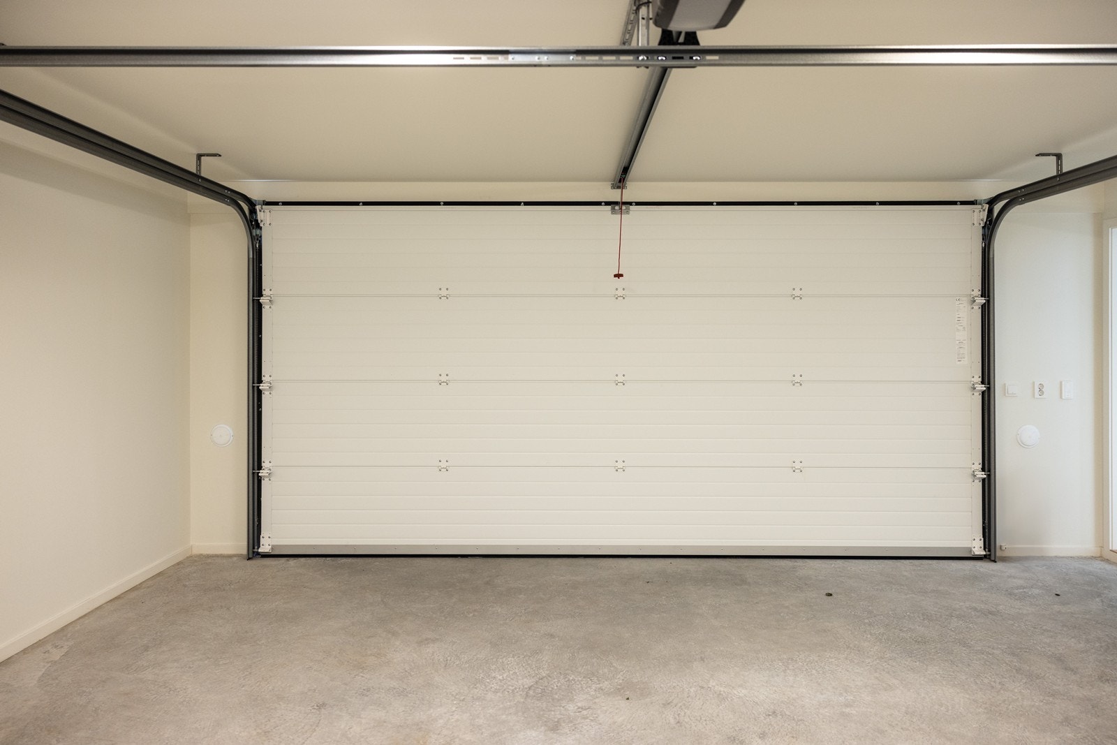 Dobbel garasje med direkte inngang til huset Galleribilde