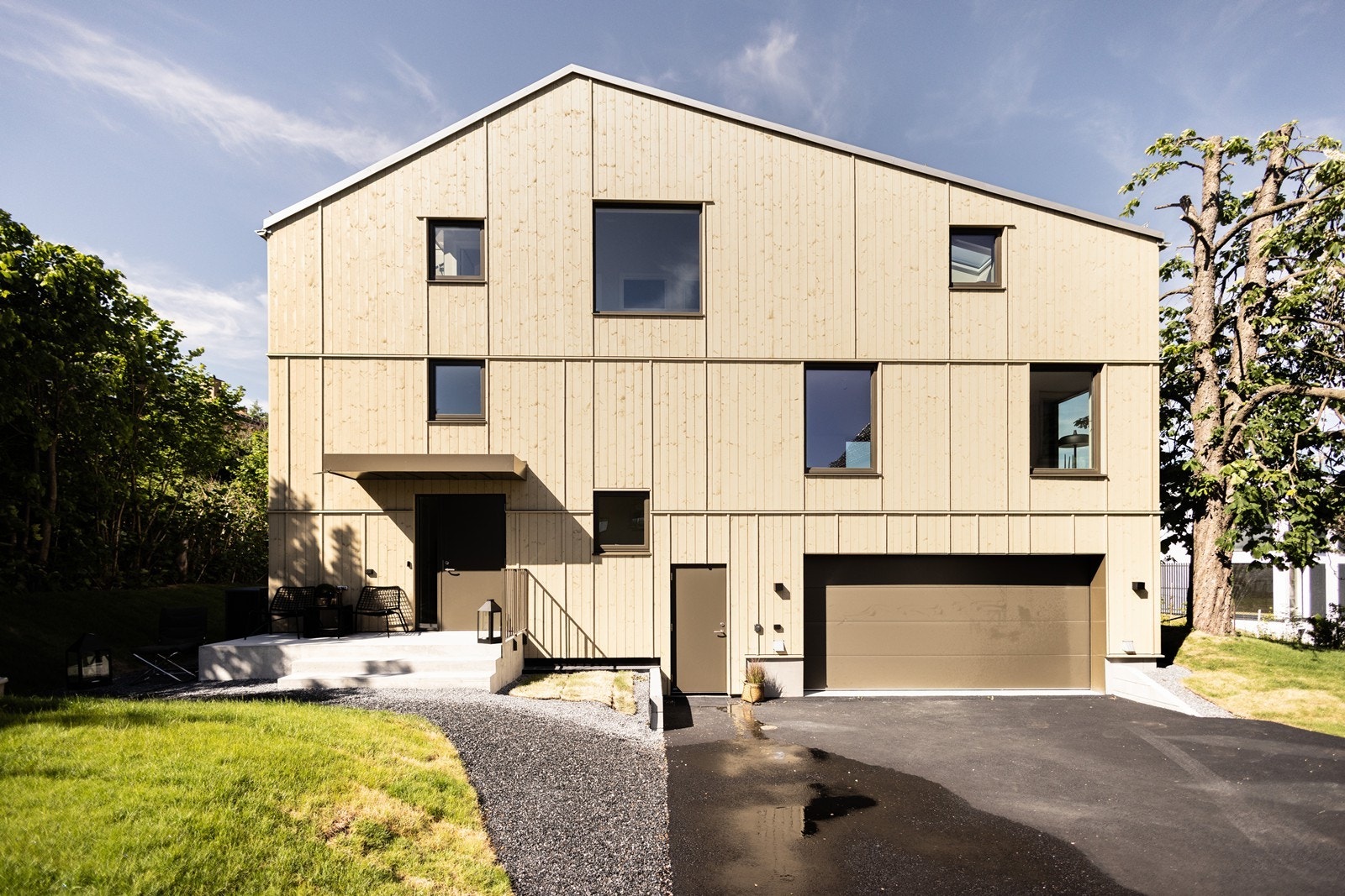 Huset har dobbel garasje og hage Galleribilde