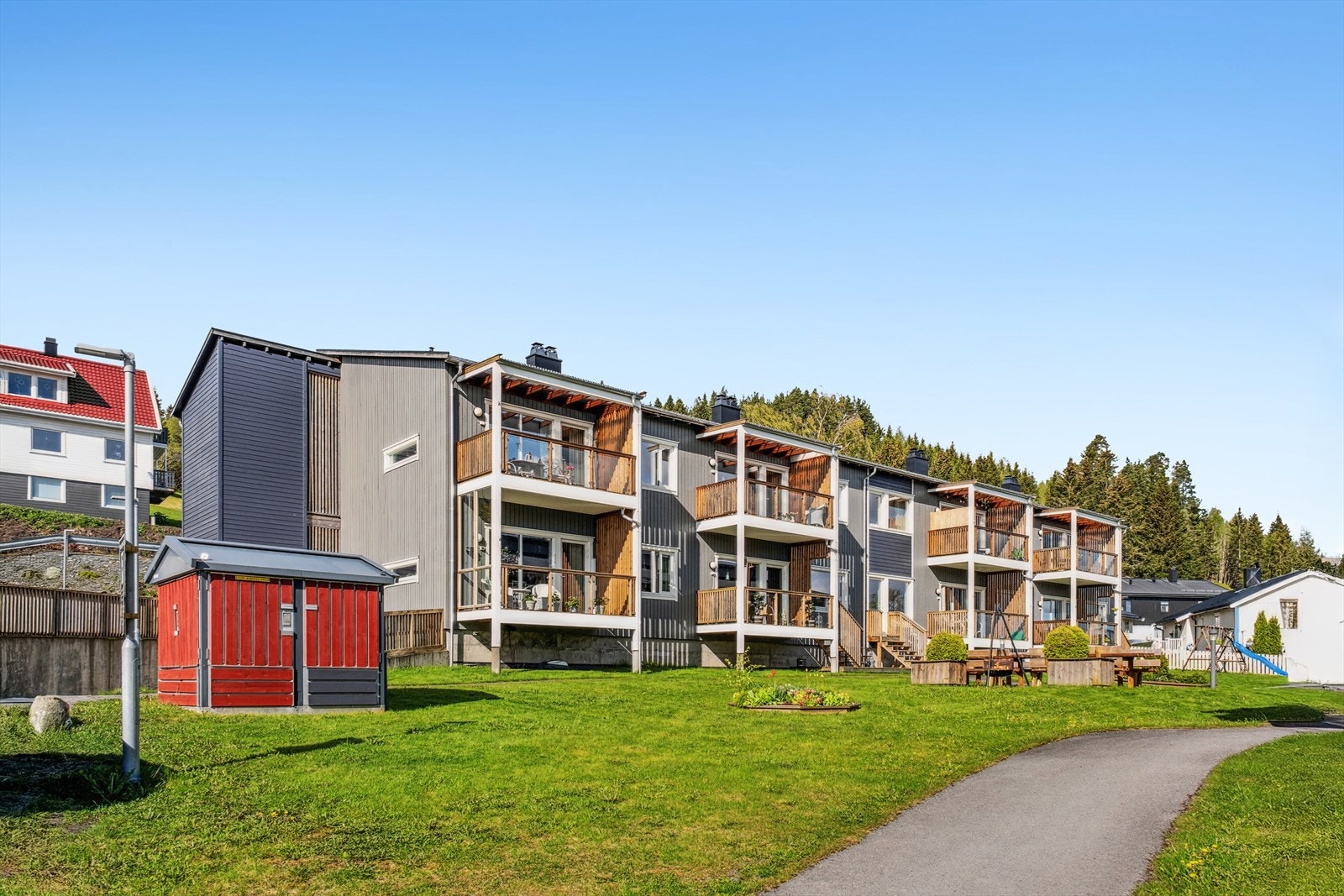 Flere_bilderBoligen har en fin beliggenhet i 2 etasje med utsikt mot sjøen. Galleribilde