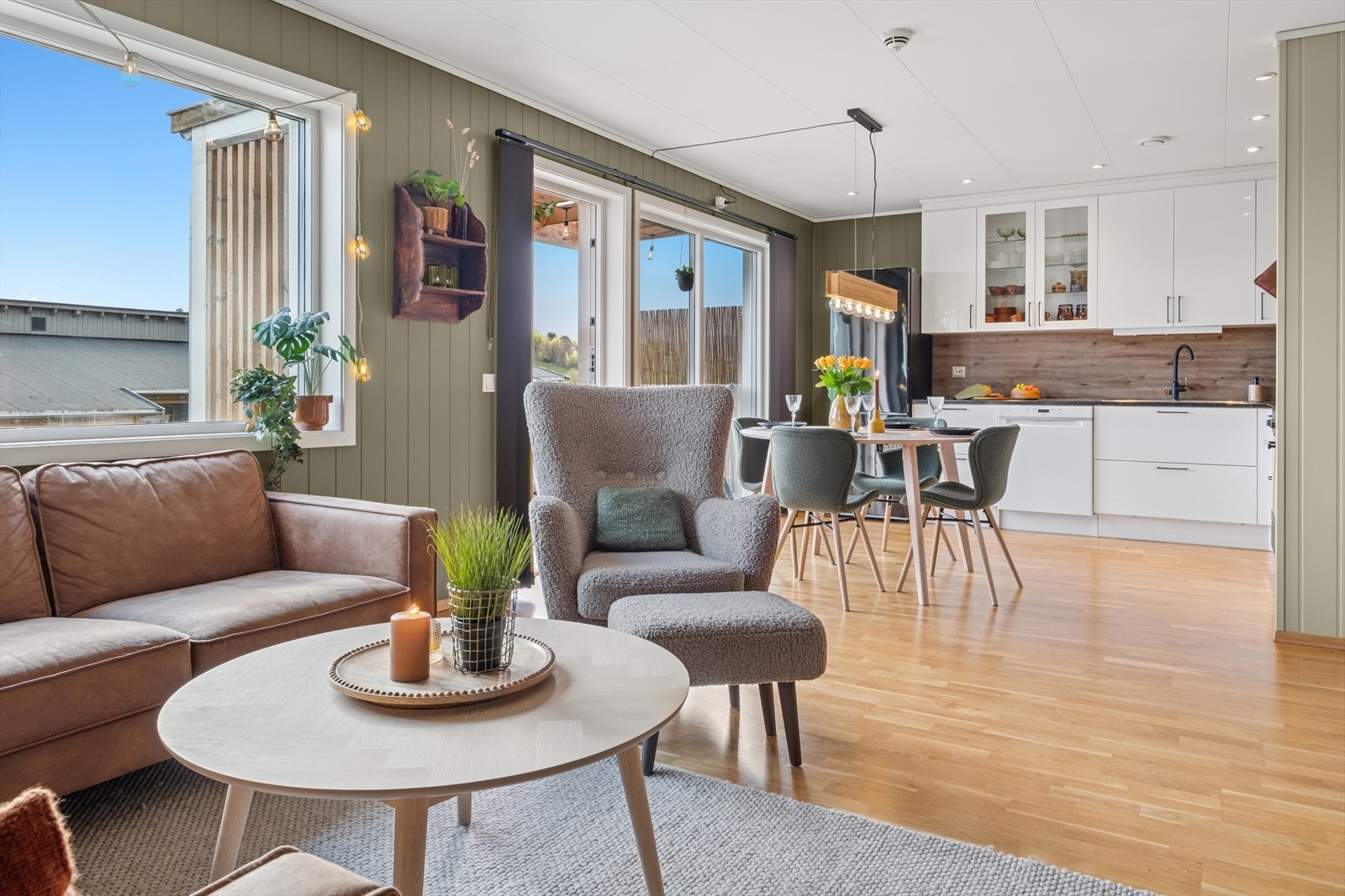 Godt med plass og åpen løsning mellom stue og kjøkken. Galleribilde