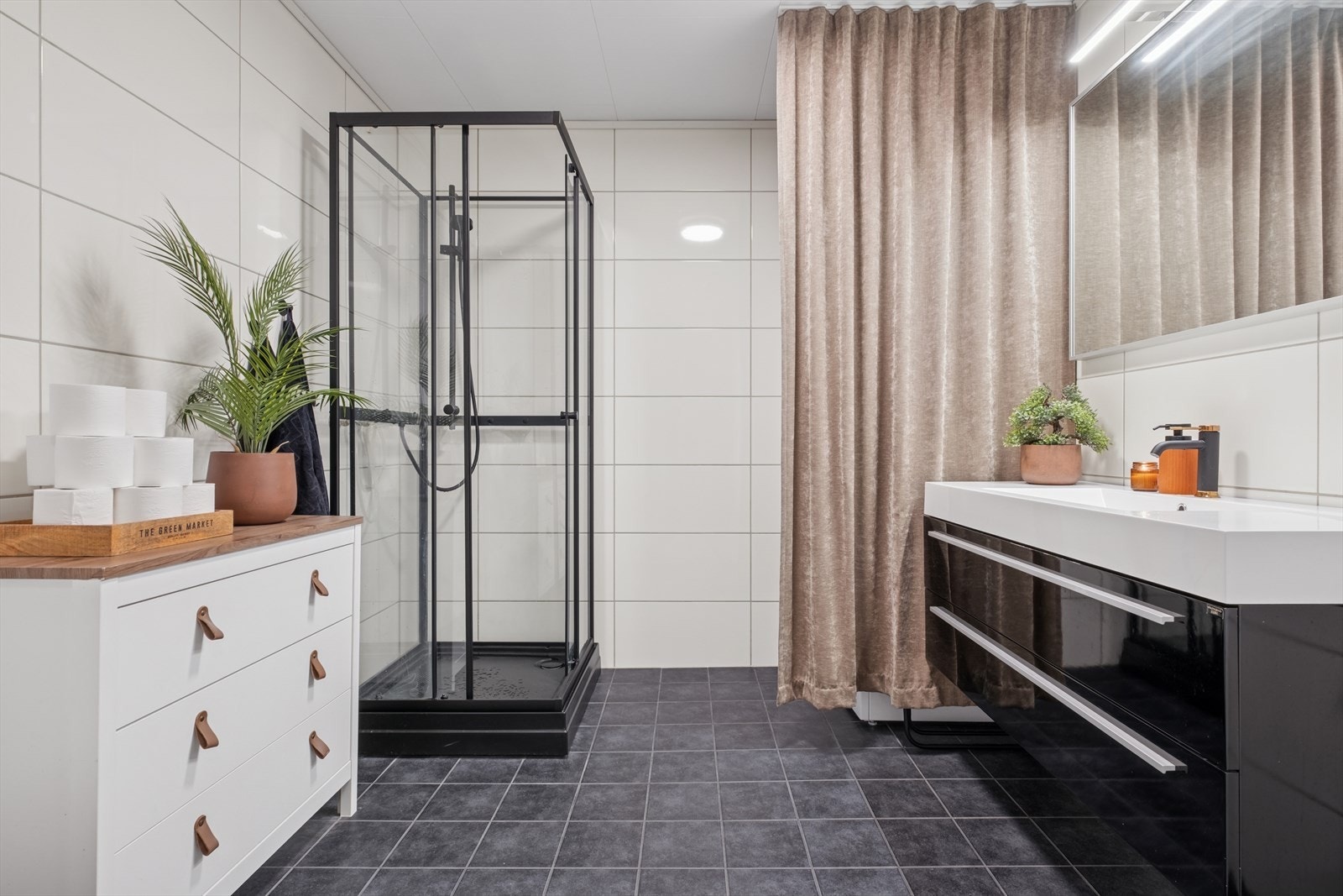 Baderom av god størrelse med varme i gulv Galleribilde