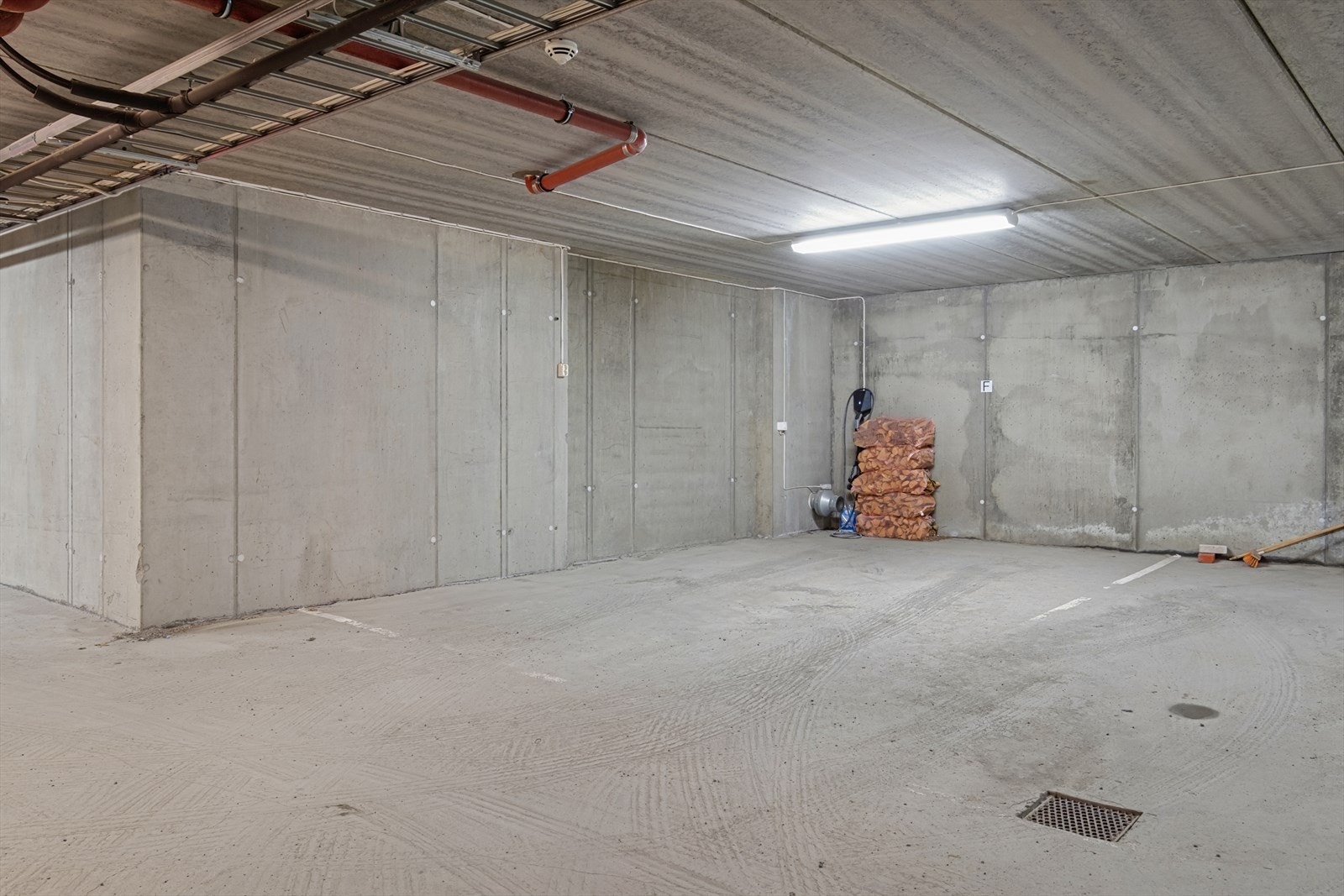 Garasjeplass med el-bil lader. Galleribilde