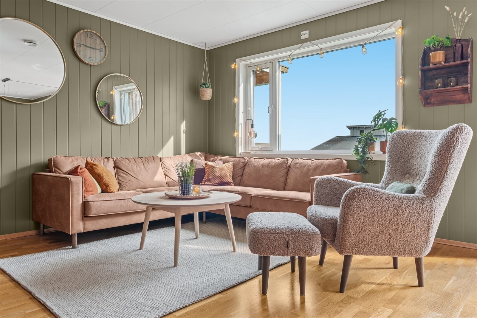 Stuen har godt med lysinnslipp og fremstår som moderne Galleribilde