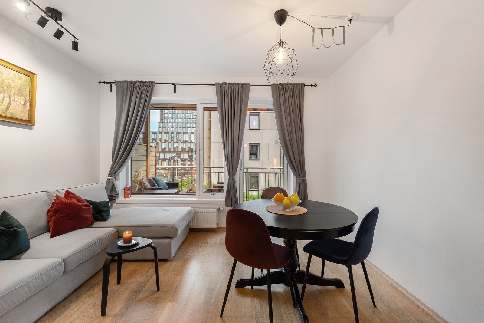 Det er rikelig med plass til både sofa og spisegruppe. Galleribilde