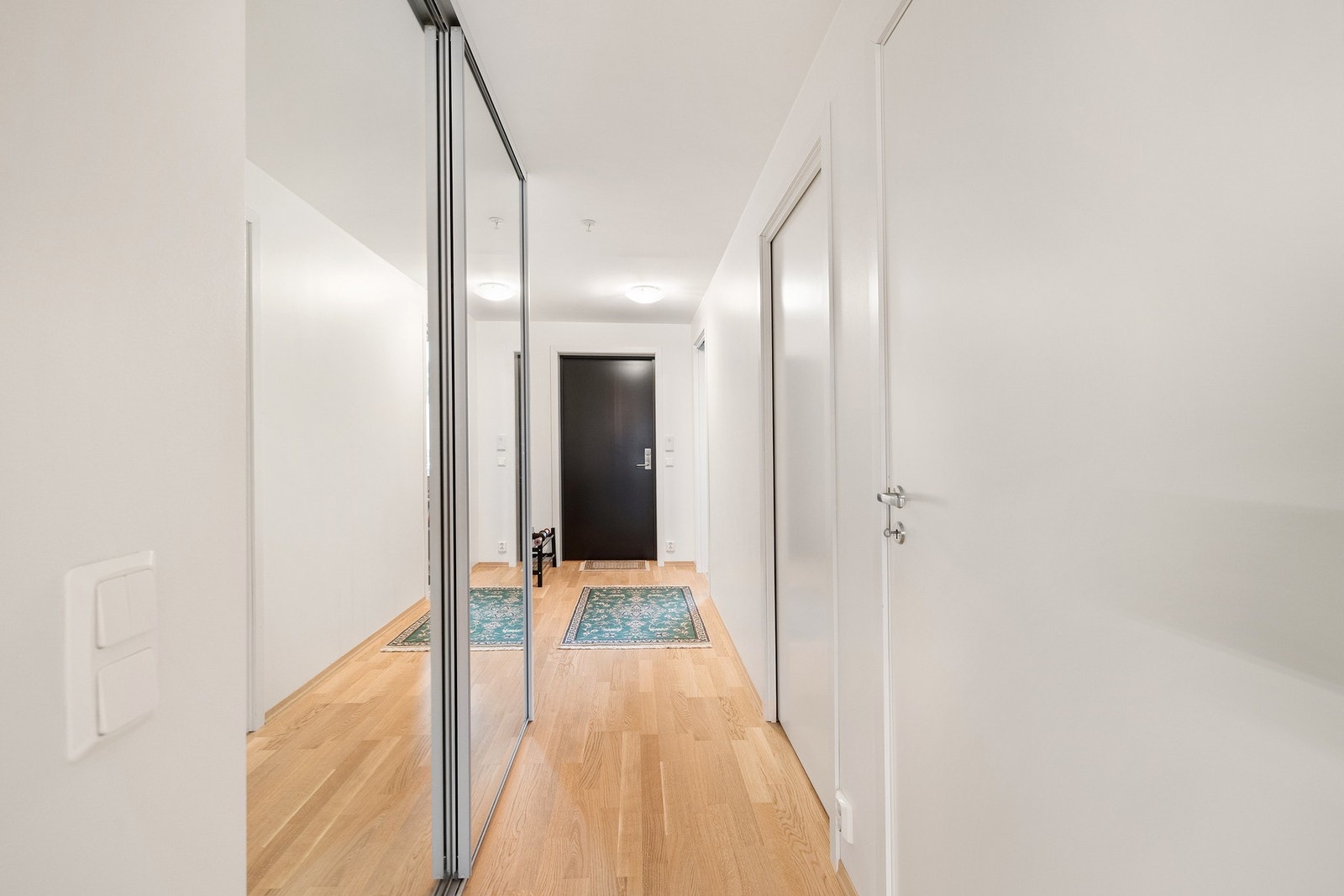 Garderobeløsning med skyvedører gir både orden og ekstra lagringsplass. Galleribilde