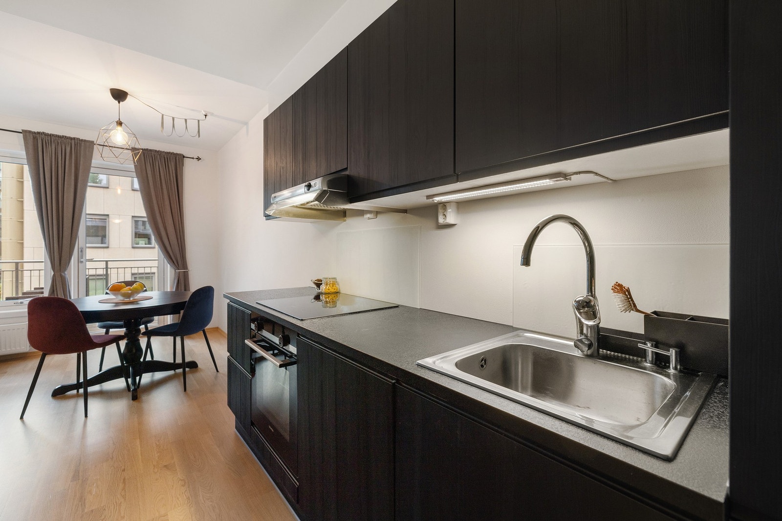 Den åpne utformingen gir en naturlig flyt mellom kjøkken og oppholdsrom. Galleribilde