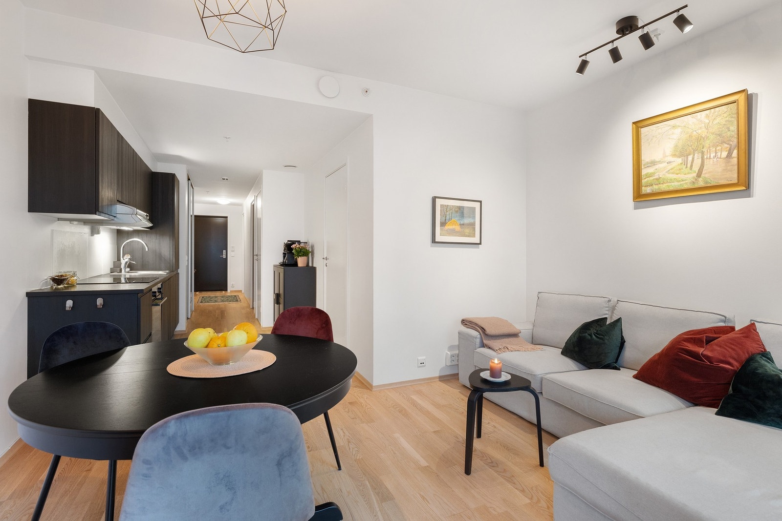 Det er en åpen stue/kjøkkenløsning, som åpner opp for sosialt samvær uansett hvor man oppholder seg. Galleribilde