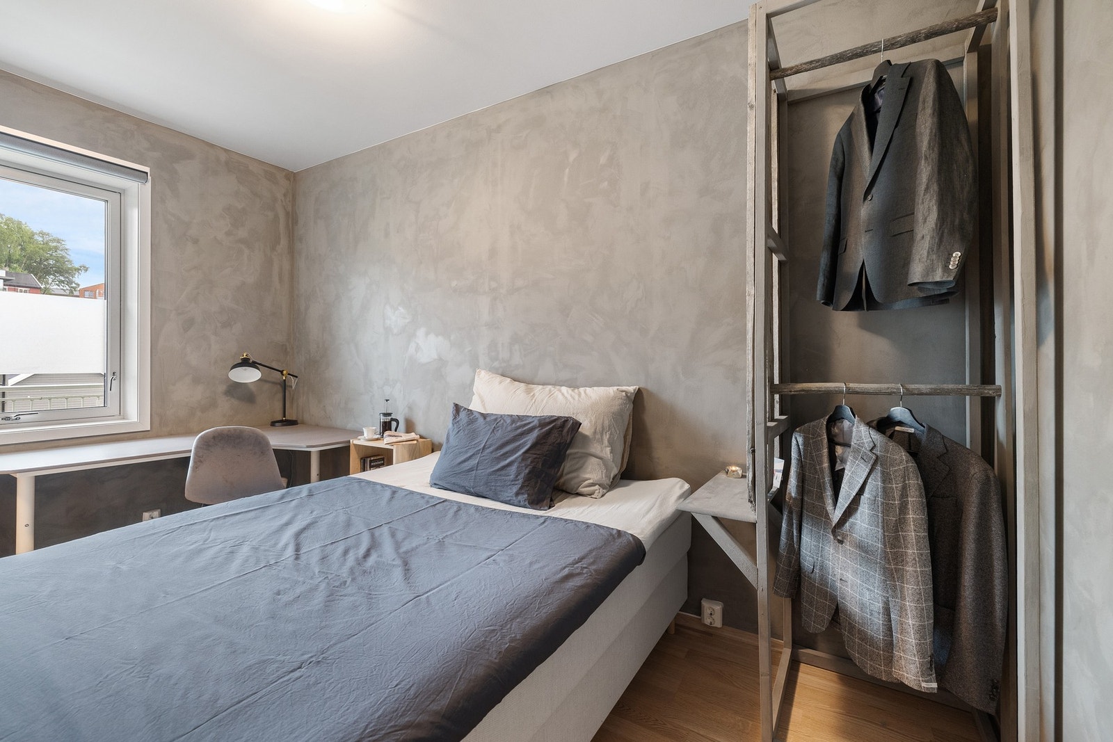 Vinduer slipper inn naturlig lys og gir rommet en behagelig og luftig følelse. Galleribilde