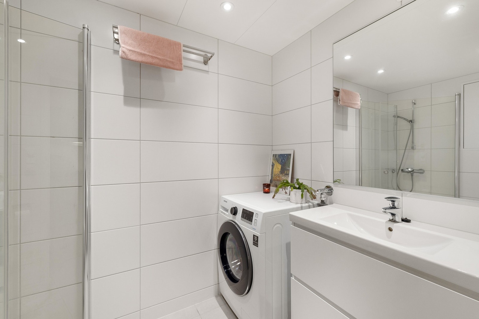 Badet er tidløst innredet, og er arealeffektiv med den gode planløsningen. Galleribilde