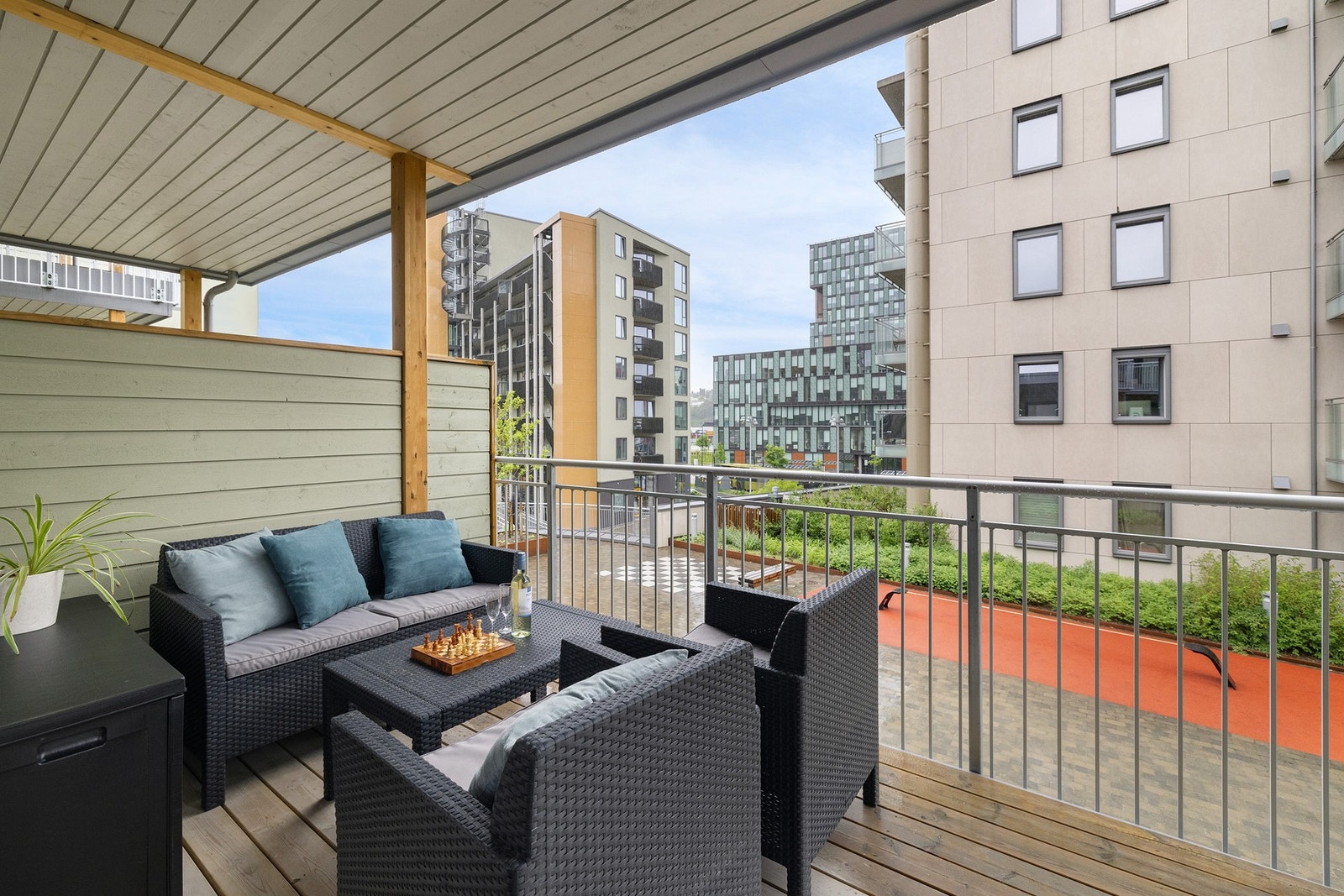 Balkongen måler 9 kvm. - Noe som er uvanlig god størrelse for 2-roms i nyere bygg. Galleribilde