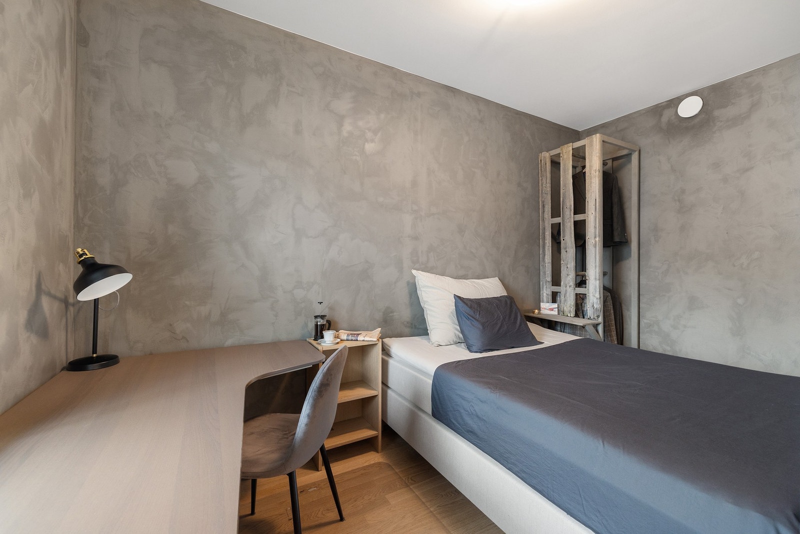 Boligens soverom byr på en avslappende atmosfære med lyse farger. Galleribilde