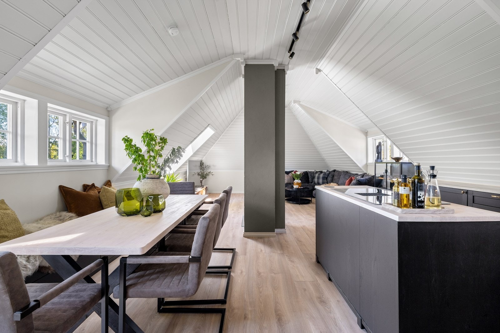 Stue og kjøkken er i åpen løsning - og her er det god plass til både sofa og langt spisebord. Galleribilde
