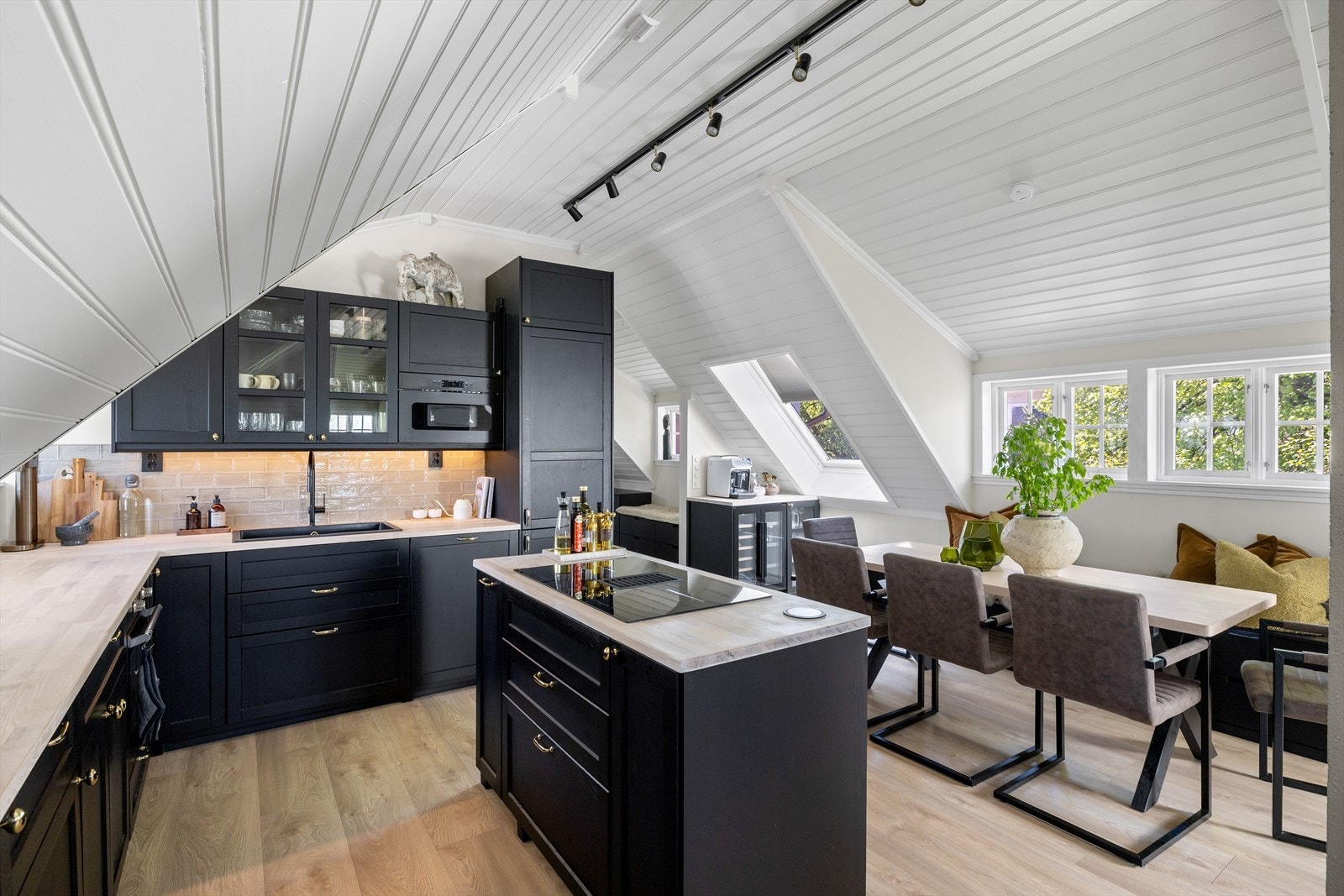 Den tiltalende leiligheten ligger i 2. etasje og fremstår som en moderne leilighet med flotte farge - og materialvalg. Galleribilde