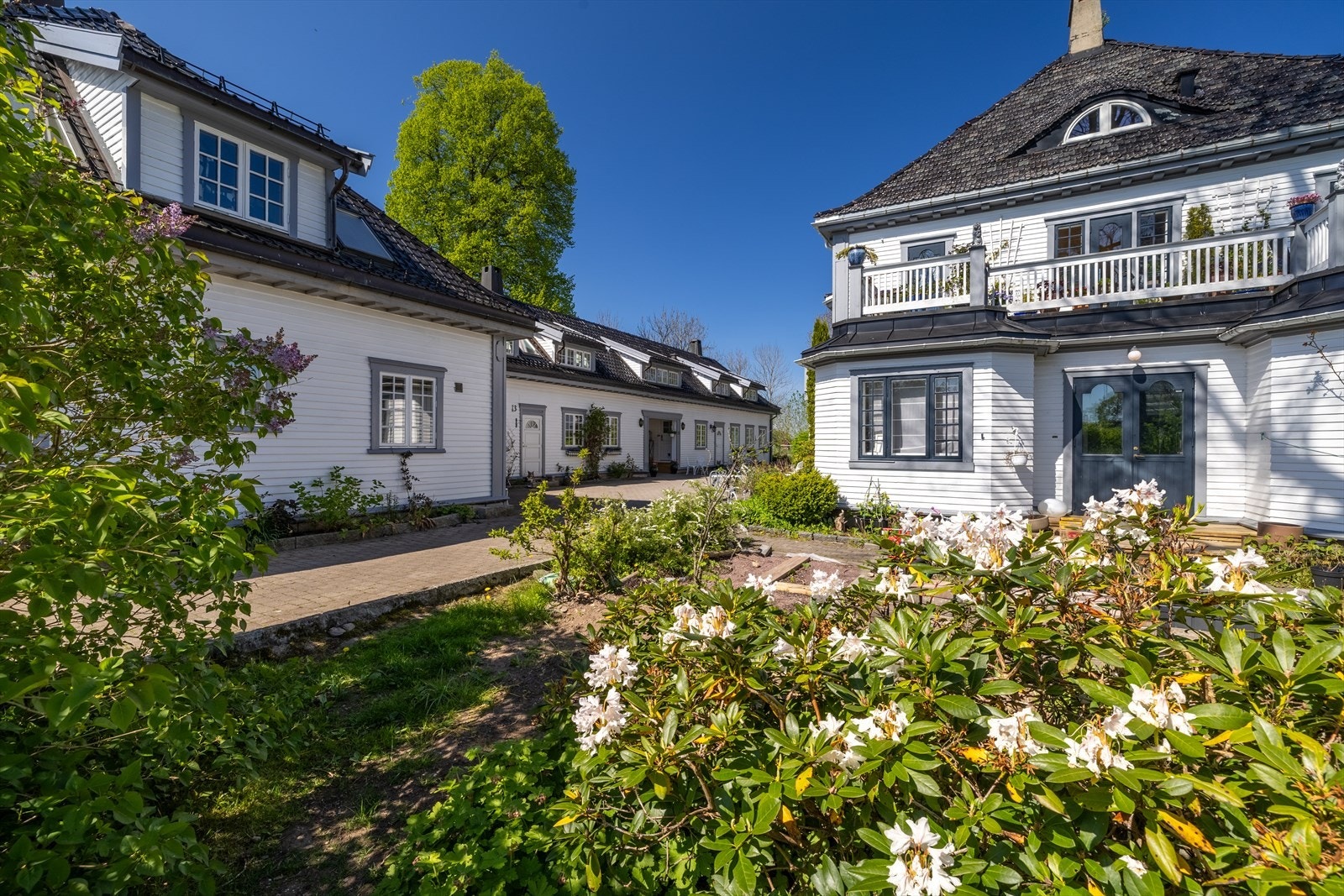 Leiligheten ligger rolig og landlig til med utsikt over åker og eng og videre ut mot Oslofjorden. Galleribilde