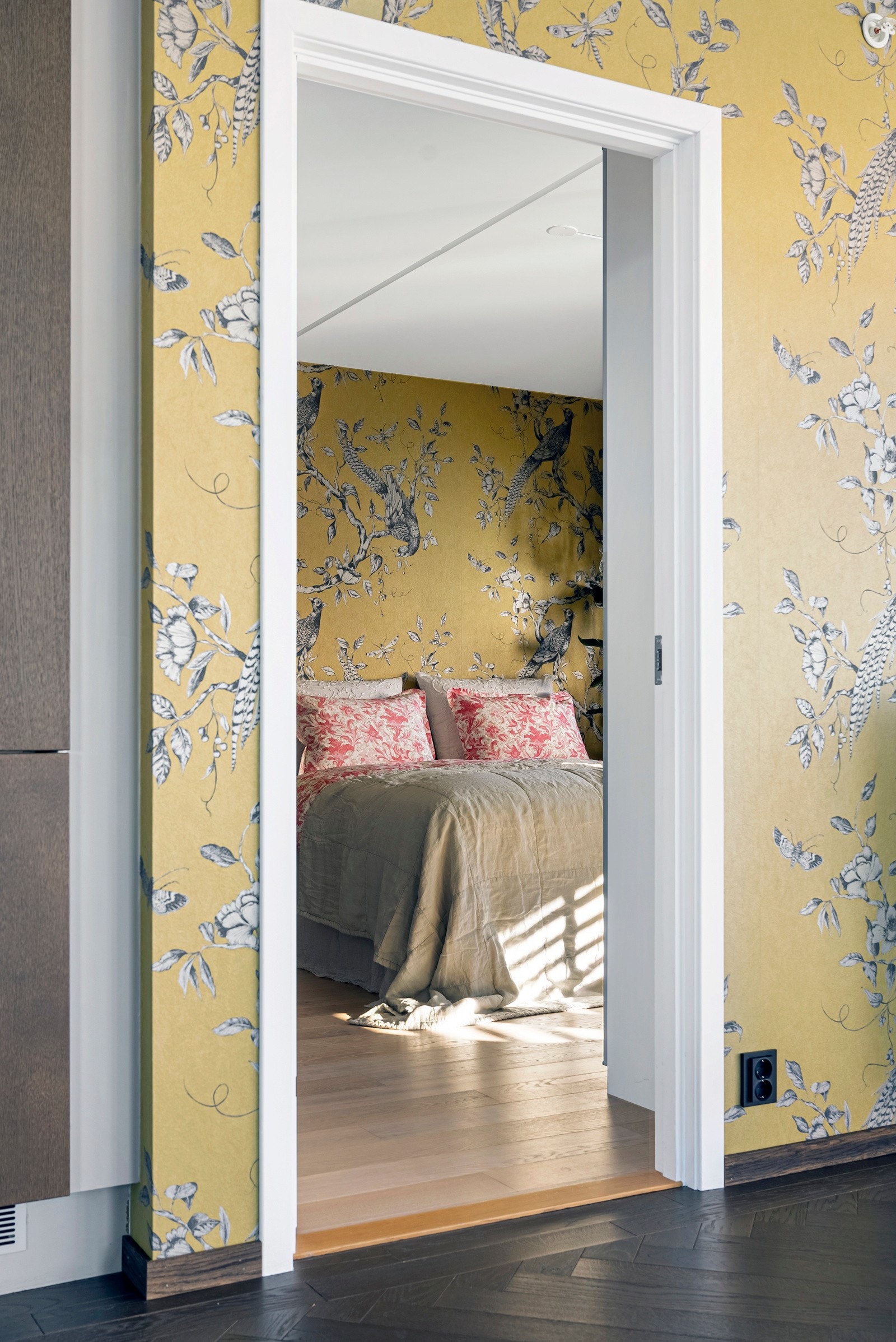 Tapet fra Zoffany går igjen på soverommet og sørger for en helhetlig følelse. Galleribilde