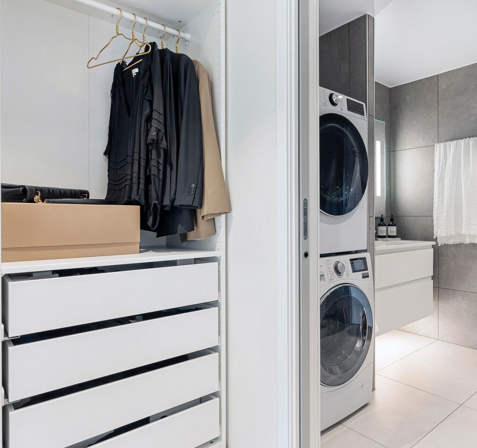 Garderoberom mellom soverom og privat bad Galleribilde