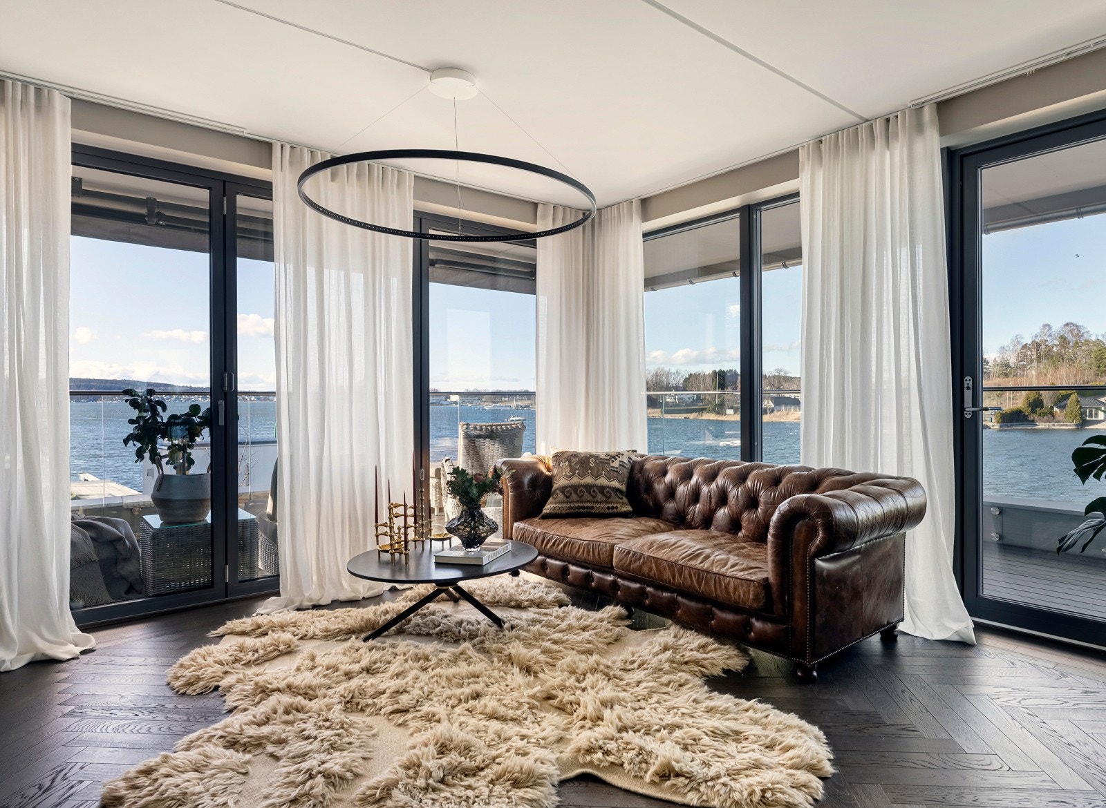 Store og fine vinduer som bidrar til at det slippes inn rikelig med herlig dagslys og man enkelt kan nyte den fine utsikten Galleribilde