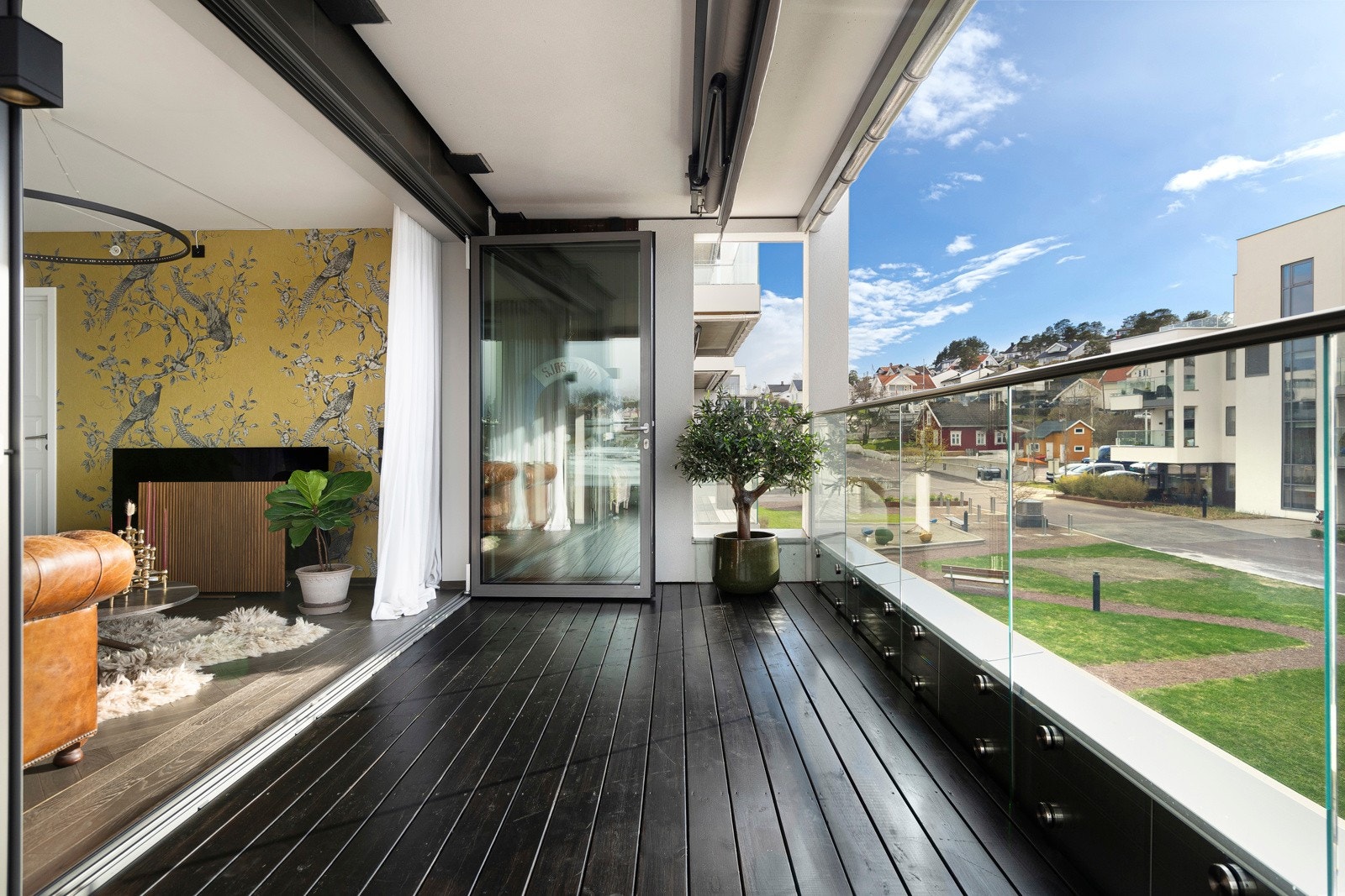 Fantastiske uteplasser - legg merke til at glassdørene fra stuen kan åpnes helt opp Galleribilde