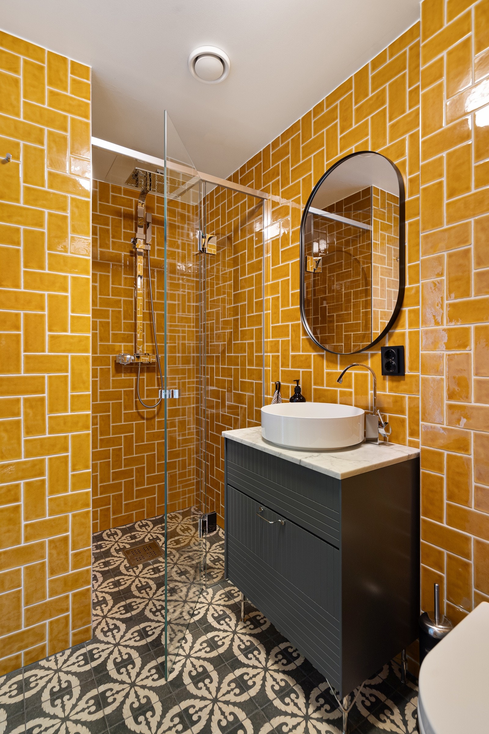 Svært smakfulle fliser på gulv og vegger. Flisene på gjestebadet er levert av Fired Earth. Galleribilde