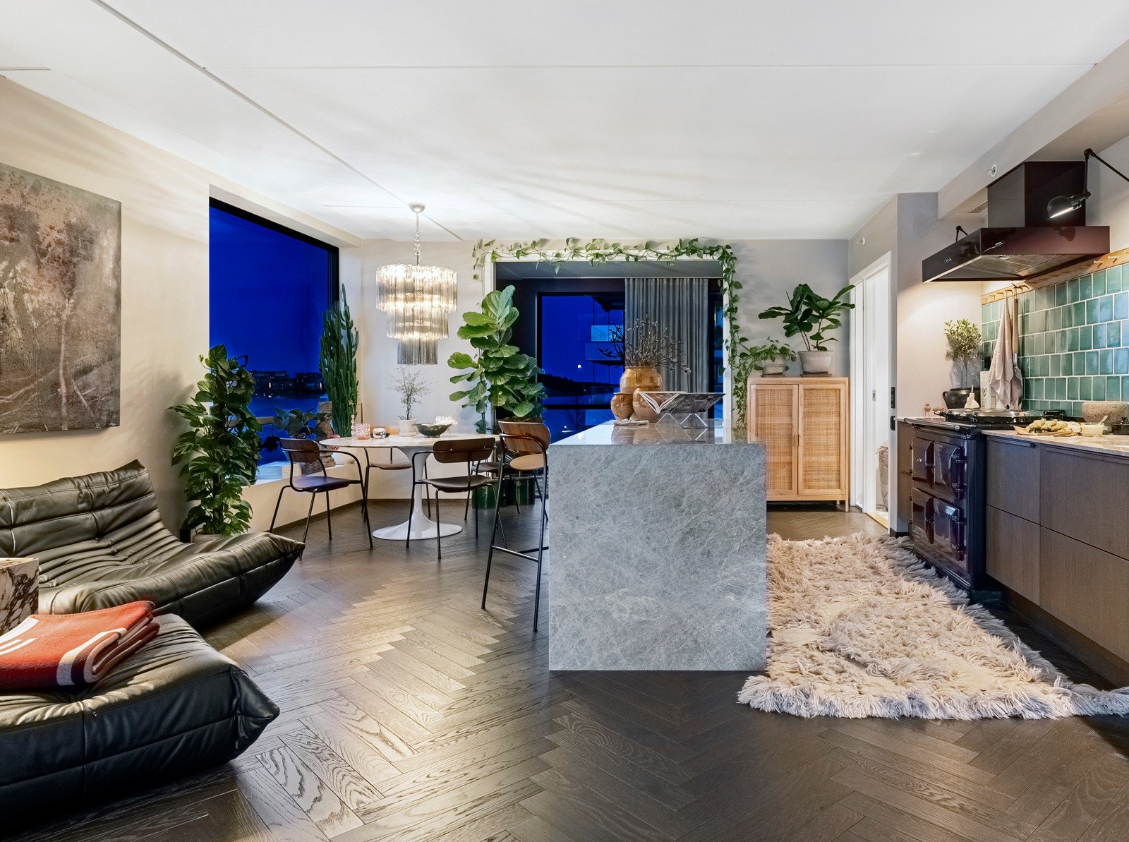 Nytt, rålekkert gulv i stue- og kjøkkendelen - heltre fiskebensparkett, type Woodland Herringbone Lambridge, levert av Fired Earth. Galleribilde