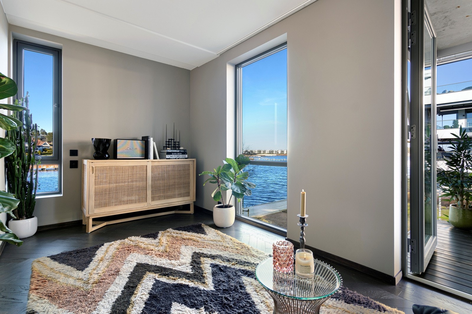 Bibliotek med utgang til herlig, østvendt balkong Galleribilde