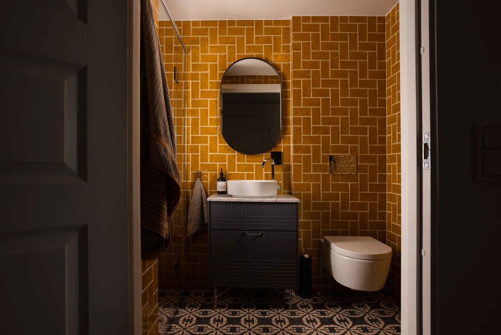 Gjestebadet er modernisert med nye, svært smakfulle fliser på gulv og vegger. Galleribilde