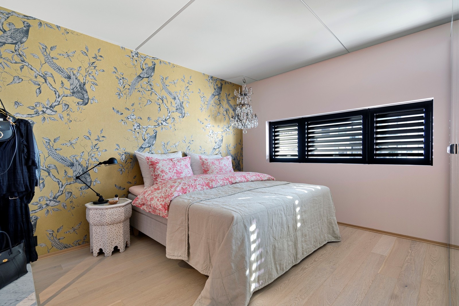 Romslig soverom i master bedroom avdelingen Galleribilde