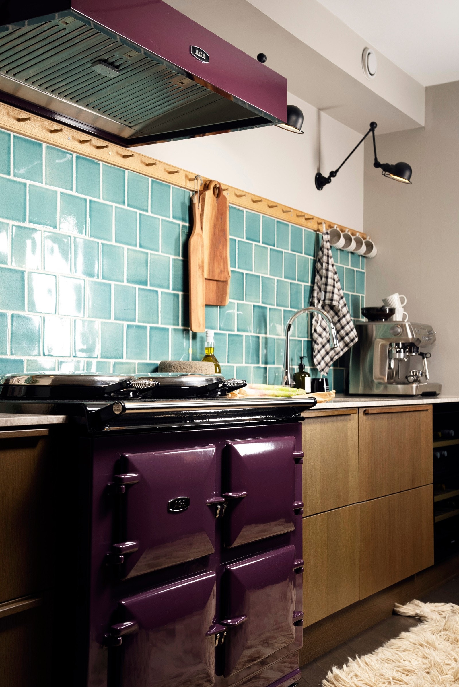 Legg merke til magasinovnen, et smykke i leiligheten; En 3 ovns elektrisk original AGA R7-komfyr, auberginefarget. Galleribilde