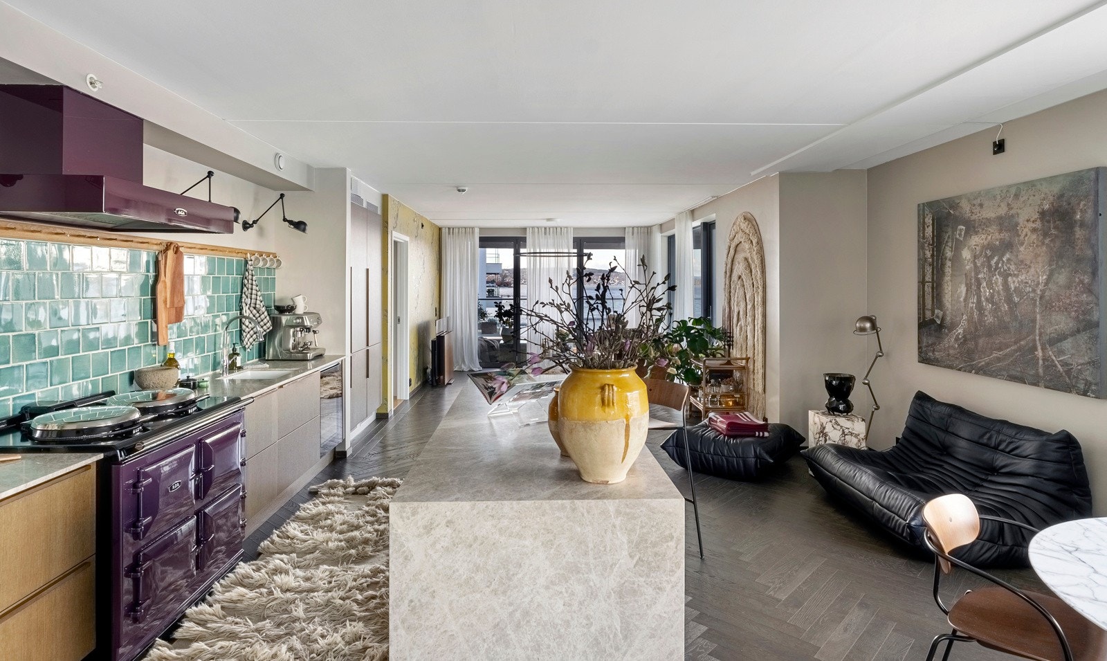 Kjøkkeninnredningen er oppgradert med nye fronter, type HTH. Galleribilde